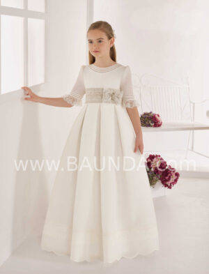 Vestido comunión estilo clásico de colección 2020 de Elisabeth con tablas elaborado en tejido rústico que aporta volumen.