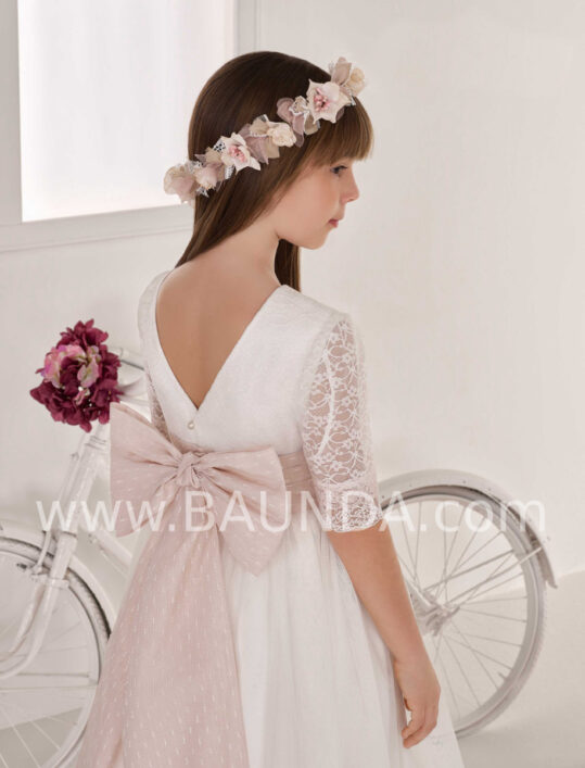 Vestido comunión puro estilo romántico de la colección Elisabeth 2020 con fajín rosa y tul de alta calidad.