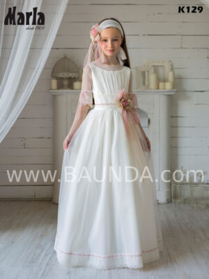 delicado vestido de comunión sencillo y elegante en plumeti de colección 2020 de Marla